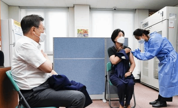 韩媒：韩国总统文在寅夫妇补打新冠疫苗