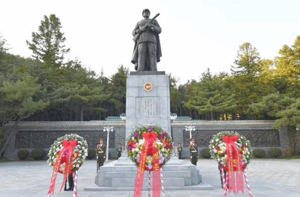 金正恩向中国人民志愿军烈士陵园献花圈