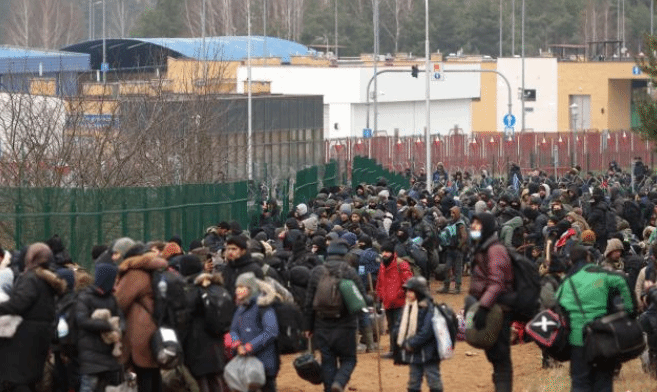 白波边境约2000名难民滞留 波兰计划建围栏封堵