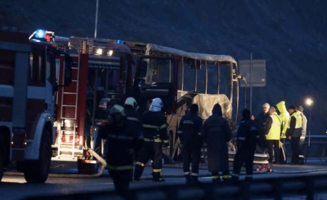 保加利亚西部一大巴车在高速起火 至少45人死亡