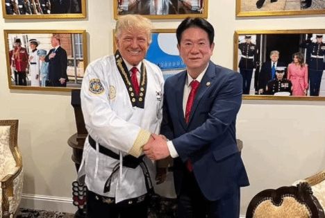 特朗普获跆拳道荣誉九段证书 穿跆拳道服开心留影