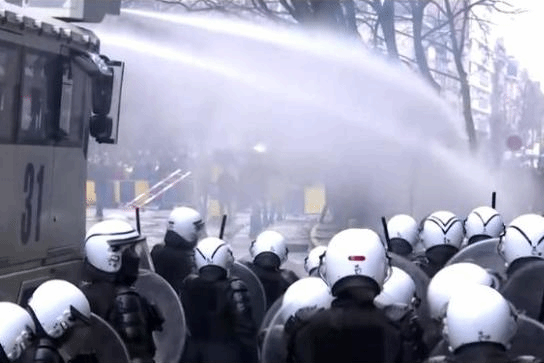 纵火 高压水枪 催泪弹……布鲁塞尔街头又打起来了