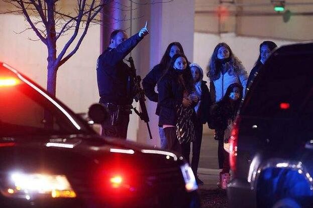美国芝加哥一购物中心发生枪战 4人受伤