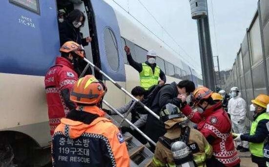 韩国一KTX列车车厢偏离轨道 至少7人受伤