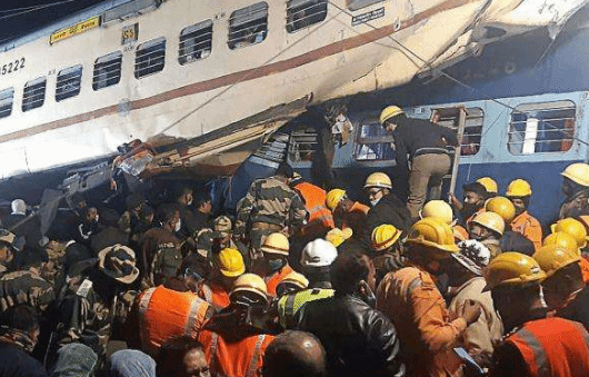 印度东部列车脱轨事故已致9人死亡 数十人受伤
