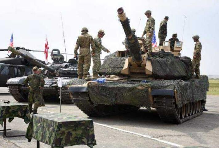 美国援助乌克兰的一批军火运抵基辅