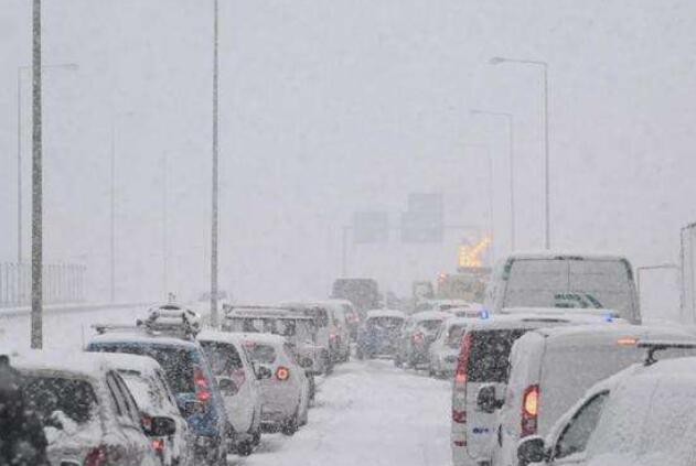 希腊遭暴雪侵袭交通瘫痪停课停电 当局发紧急警报