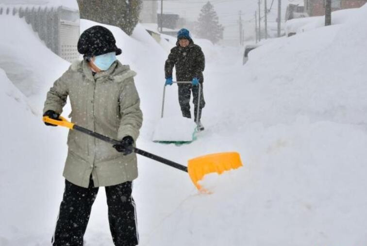 日本札幌大雪破纪录 JR札幌始发列车全部停运