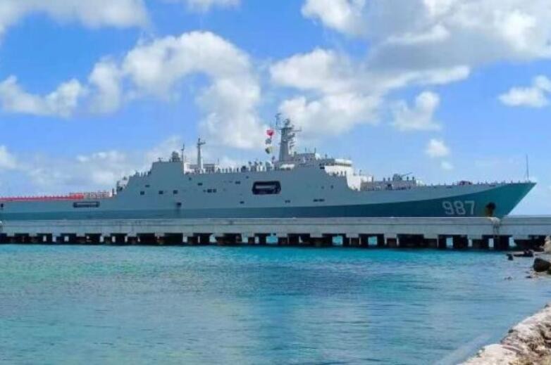 中国海军舰艇编队运送救灾物资抵达汤加