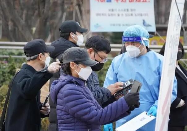 韩国日增新冠确诊病例超40万例创新高