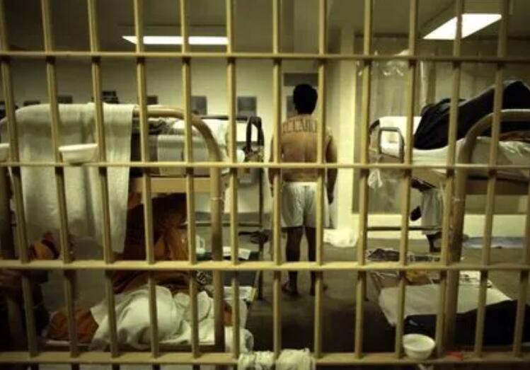 美国私营监狱：压榨犯人 管理混乱