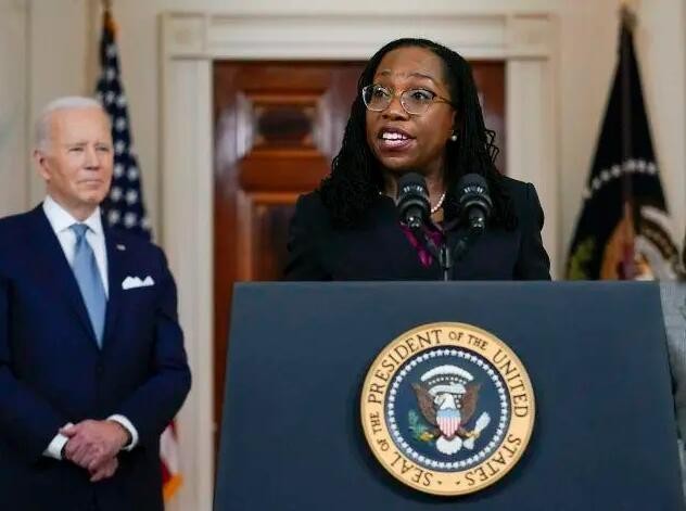 美国会参议院批准首位非洲裔女性出任联邦最高法院大法官
