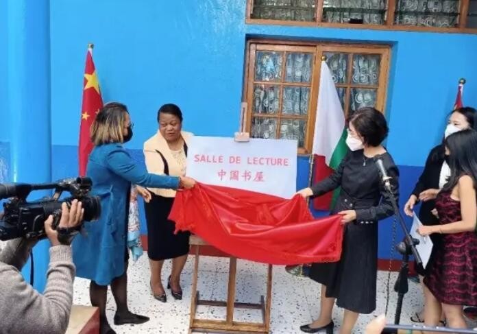 中方向马达加斯加捐赠中文图书创立“中国书屋”
