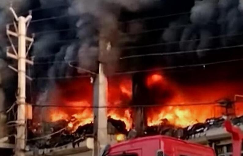印度首都一商业建筑发生火灾至少20人死亡