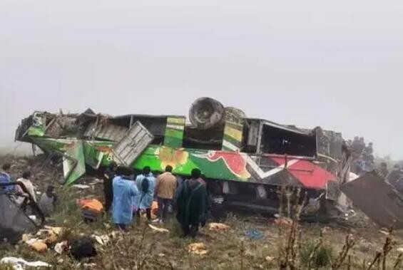 秘鲁北部发生长途客车坠崖事故至少11死34伤
