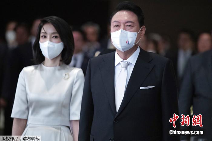 2022年5月10日,韩国总统尹锡悦和夫人金建希出席在韩国首尔一家酒店举行的就职晚宴。 点击进入下一页