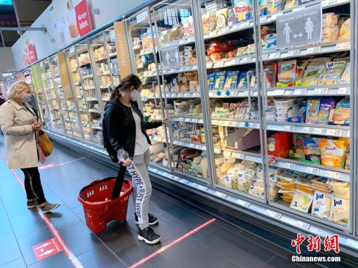 资料图:德国柏林市中心的REWE超市内的顾客正在挑选商品。 <a target='_blank' href='/'>中新社</a>记者 彭大伟 摄 点击进入下一页
