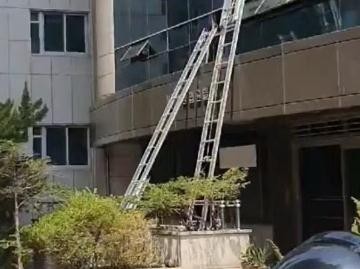 韩国大邱市一大楼发生火灾 警方推断系人为纵火