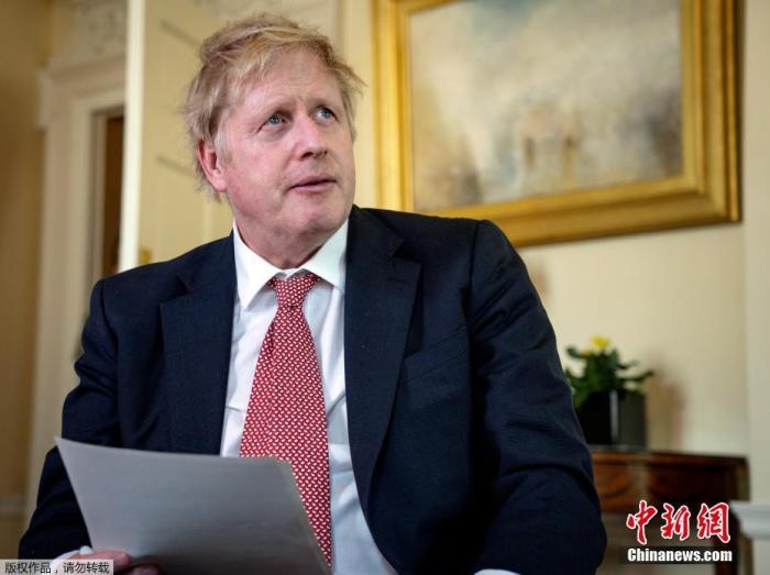 资料图:英国首相约翰逊出院,通过视频发文感谢医护人员。此前,确诊感染新冠病毒的约翰逊5日晚入院,6日晚因病情恶化转入重症监护室治疗。 点击进入下一页