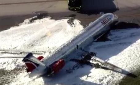 一架客机在美国迈阿密国际机场降落时起火 3人受伤送医