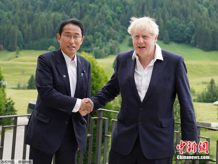 当地时间6月28日,英国首相约翰逊和日本首相岸田文雄在德国会面。 点击进入下一页