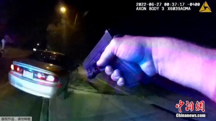 近日,美国俄亥俄州阿克伦市25岁非洲裔男子杰兰德·瓦尔克遭多达8名警察连开数十枪打死。3日,当地警方在新闻发布会上公布了事发时的警察执法记录仪视频,从视频中可以看到,瓦尔克在逃跑时被8名警察乱枪打死。图为警察跑向杰兰德·瓦尔克的车辆。 点击进入下一页