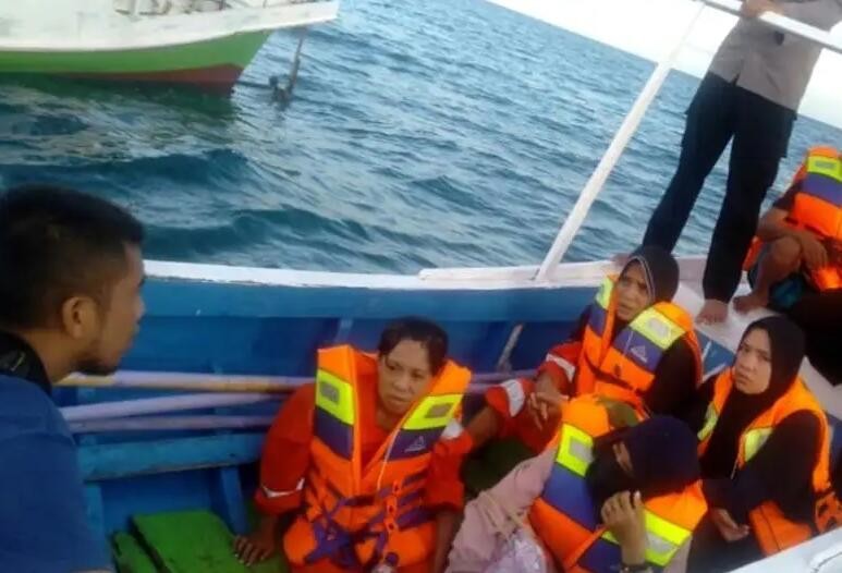 印度尼西亚一渡轮倾覆致11人失踪
