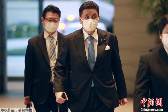 资料图:日本防卫相岸信夫。 点击进入下一页