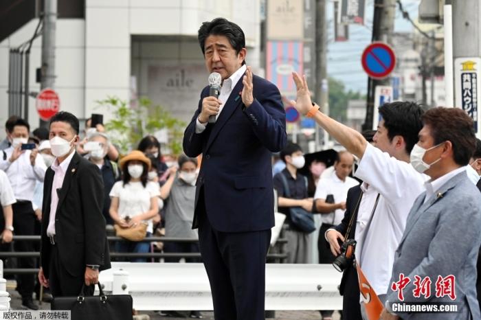 当地时间7月8日,日本前首相安倍晋三在奈良市进行演讲时遭到枪击。图为日本前首相安倍在遭遇枪击前,正在进行街头演讲。图片来源:视觉中国 点击进入下一页