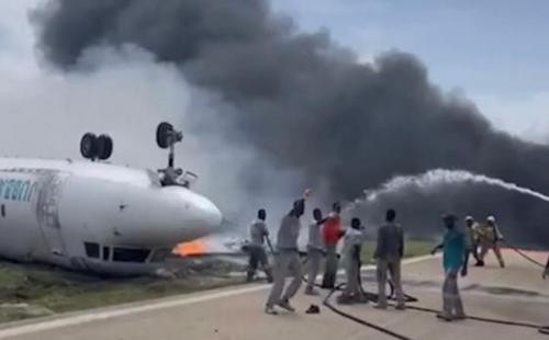 索马里一架飞机发生事故 整架机身翻覆现场浓烟滚滚
