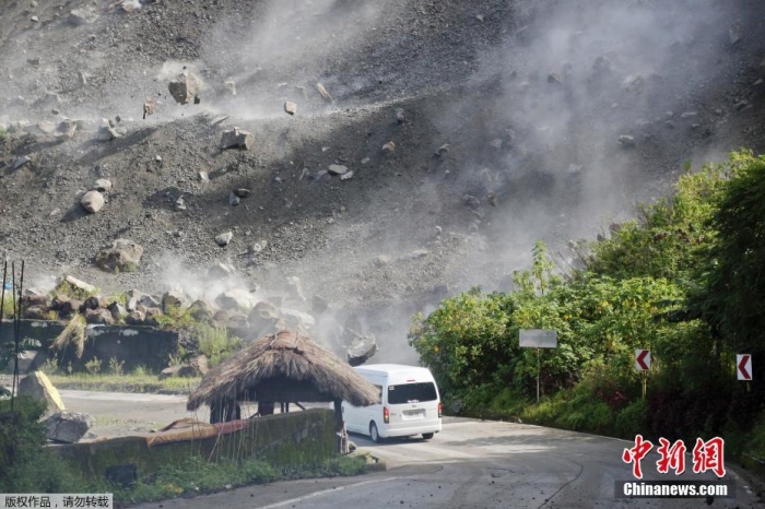 地震中岩石从山体滚落。 地震中岩石从山体滚落。