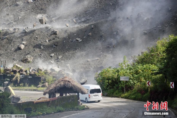 地震中岩石从山体滚落。