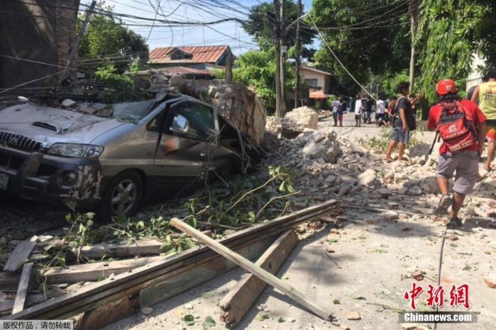 地震后墙壁倒塌,车辆被掩埋。 地震后墙壁倒塌,车辆被掩埋。