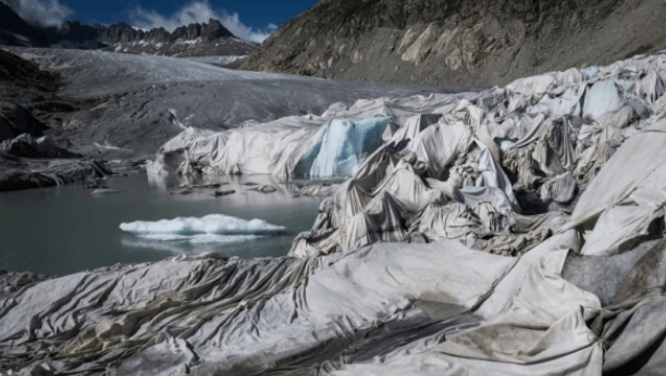 外媒：阿尔卑斯山冰川正以创纪录速度消失