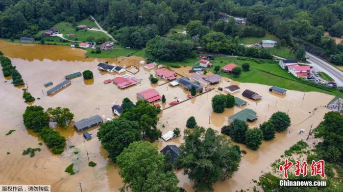 美国肯塔基州暴雨导致东部发生严重洪水,图为被洪水侵袭的村镇。 美国肯塔基州暴雨导致东部发生严重洪水,图为被洪水侵袭的村镇。