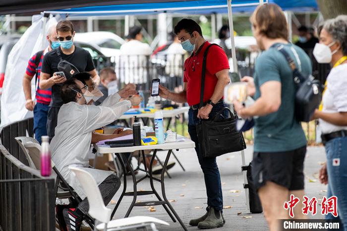 资料图:当地时间7月26日,美国纽约曼哈顿一处猴痘疫苗接种点,工作人员为民众验证预约信息。 <a target='_blank' href='/'>中新社</a>记者 廖攀 摄 资料图:当地时间7月26日,美国纽约曼哈顿一处猴痘疫苗接种点,工作人员为民众验证预约信息。 <a target='_blank' href='/'>中新社</a>记者 廖攀 摄