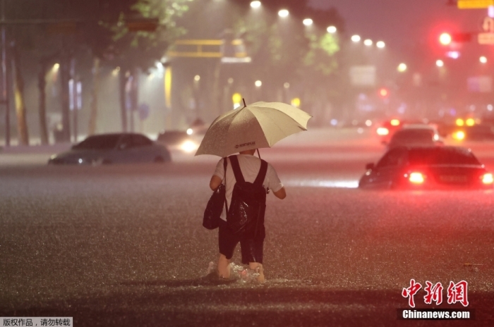 当地时间2022年8月8日,韩国首尔遭遇特大暴雨。截至8日21时,首尔部分地区降雨量在1个小时内达到141.5毫米,超过了有相关记录以来首尔每小时降雨量的历史最高值。首尔多个地段被水淹没,多条地铁线路区间运行或停运,还接连发生地面沉降、停电等事故。韩国行政安全部当天21时30分将灾害危机警报从“注意级”上调至“警戒级”。图为首尔江南区,行人和车辆涉水出行。 当地时间2022年8月8日,韩国首尔遭遇特大暴雨。截至8日21时,首尔部分地区降雨量在1个小时内达到141.5毫米,超过了有相关记录以来首尔每小时降雨量的历史最高值。首尔多个地段被水淹没,多条地铁线路区间运行或停运,还接连发生地面沉降、停电等事故。韩国行政安全部当天21时30分将灾害危机警报从“注意级”上调至“警戒级”。图为首尔江南区,行人和车辆涉水出行。