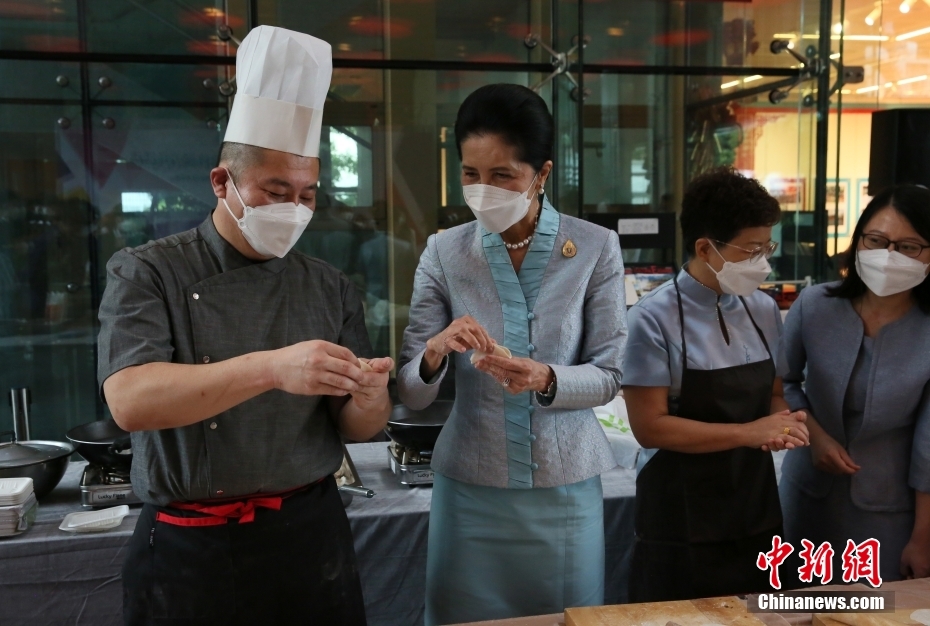 8月9日,泰国总理巴育夫人娜拉蓬(左二)在体验包饺子。当天,“中国影像节”展映暨中国文化体验专场活动在曼谷中国文化中心举行,娜拉蓬、中国驻泰国大使韩志强及夫人、泰国甘拉雅尼音乐学院近50名师生等参加了活动。 <a target='_blank' href='/'>中新社</a>记者 王国安摄 8月9日,泰国总理巴育夫人娜拉蓬(左二)在体验包饺子。当天,“中国影像节”展映暨中国文化体验专场活动在曼谷中国文化中心举行,娜拉蓬、中国驻泰国大使韩志强及夫人、泰国甘拉雅尼音乐学院近50名师生等参加了活动。 <a target='_blank' href='/'>中新社</a>记者 王国安摄