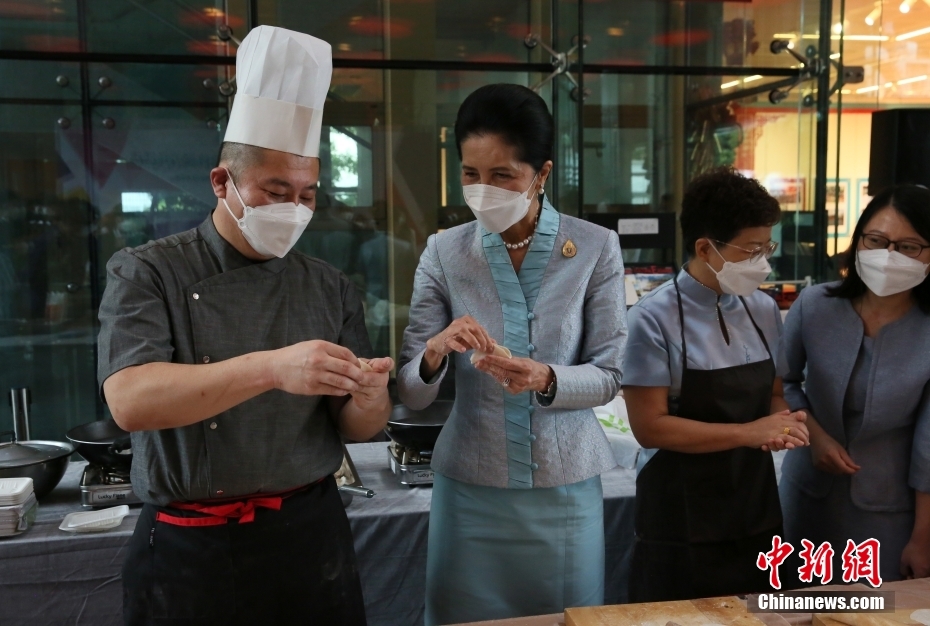 8月9日，泰国总理巴育夫人娜拉蓬（左二）在体验包饺子。当天，“中国影像节”展映暨中国文化体验专场活动在曼谷中国文化中心举行，娜拉蓬、中国驻泰国大使韩志强及夫人、泰国甘拉雅尼音乐学院近50名师生等参加了活动。 <a target='_blank' href='/'>中新社</a>记者　 王国安摄