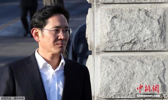 当地时间2月5日,韩国三星集团副会长李在镕离开首尔看守所。韩国首尔高等法院当日下午对李在镕涉嫌行贿案作出二审宣判,李在镕获刑2年6个月,缓刑4年,在被拘捕353天之后,李在镕获释。他在去年8月的一审判决中获刑5年。 当地时间2月5日,韩国三星集团副会长李在镕离开首尔看守所。韩国首尔高等法院当日下午对李在镕涉嫌行贿案作出二审宣判,李在镕获刑2年6个月,缓刑4年,在被拘捕353天之后,李在镕获释。他在去年8月的一审判决中获刑5年。