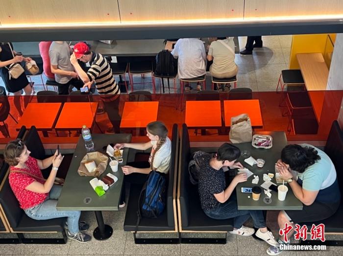 6月12日,在麦当劳退出俄罗斯并出售其在俄业务后,俄罗斯本土版麦当劳的第一家分店于在莫斯科普希金广场附近开业。当天在莫斯科及周边地区共有15家分店开张,虽然餐厅名称和标志做了更新,但营业地点、员工、菜单、口味几乎完全相同。 <a target='_blank' href='/'>中新社</a>记者 田冰 摄 6月12日,在麦当劳退出俄罗斯并出售其在俄业务后,俄罗斯本土版麦当劳的第一家分店于在莫斯科普希金广场附近开业。当天在莫斯科及周边地区共有15家分店开张,虽然餐厅名称和标志做了更新,但营业地点、员工、菜单、口味几乎完全相同。 <a target='_blank' href='/'>中新社</a>记者 田冰 摄