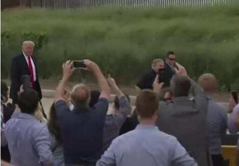 特朗普住所遭搜查加剧社会撕裂 英媒：两党党争成“美政治中心黑洞”