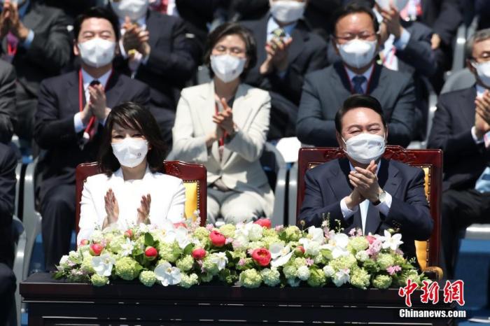 当地时间5月10日，尹锡悦正式就任第二十届韩国总统，并于当天上午在首尔汝矣岛的国会议事堂举行就职典礼。图为就职仪式上的尹锡悦与夫人金建希。 <a target='_blank' href='/'>中新社</a>发 YANG DONG WOOK 摄