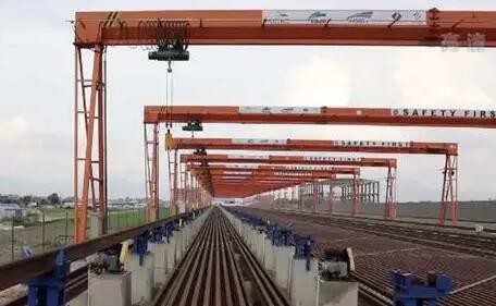 雅万高铁高速动车组和综合检测列车运抵印尼