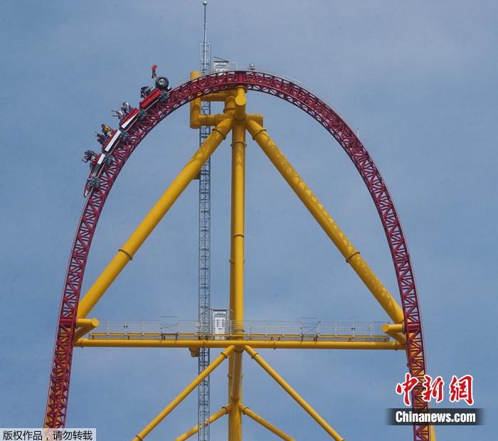 资料图:美国俄亥俄州一游乐园 ,乘客们在世界第二高过山车Top Thrill Dragster上。 资料图:美国俄亥俄州一游乐园 ,乘客们在世界第二高过山车Top Thrill Dragster上。
