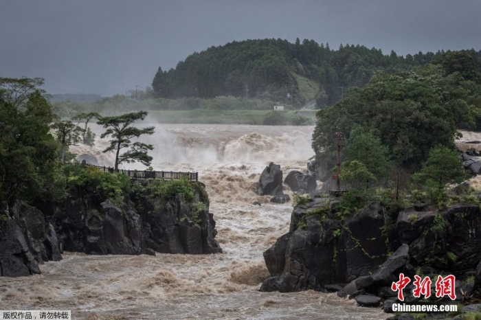 当地时间9月19日,日本鹿儿岛县,台风“南玛都”登陆过后,仙台河沿岸河水暴涨。据报道,台风“南玛都”于18日19时左右在县鹿儿岛市附近登陆。九州电力公司称,截至当日18时,“南玛都”共造成九州地区超19万户居民停电。 当地时间9月19日,日本鹿儿岛县,台风“南玛都”登陆过后,仙台河沿岸河水暴涨。据报道,台风“南玛都”于18日19时左右在县鹿儿岛市附近登陆。九州电力公司称,截至当日18时,“南玛都”共造成九州地区超19万户居民停电。