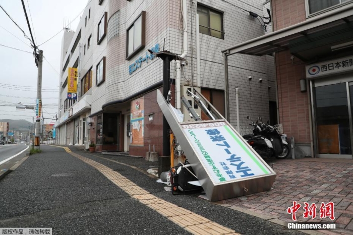 当地时间9月19日,日本鹿儿岛县,台风“南玛都”登陆过后,福冈街头部分设施遭毁。据报道,台风“南玛都”于18日19时左右在县鹿儿岛市附近登陆。九州电力公司称,截至当日18时,“南玛都”共造成九州地区超19万户居民停电。 当地时间9月19日,日本鹿儿岛县,台风“南玛都”登陆过后,福冈街头部分设施遭毁。据报道,台风“南玛都”于18日19时左右在县鹿儿岛市附近登陆。九州电力公司称,截至当日18时,“南玛都”共造成九州地区超19万户居民停电。