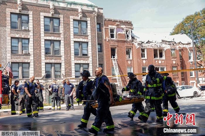 当地时间2022年9月20日，美国芝加哥，一栋大楼爆炸造成人员受伤，砖块和碎片散落一地，急救人员在现场工作