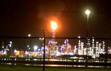 美国俄亥俄州一炼油厂发生火灾 致2人死亡
