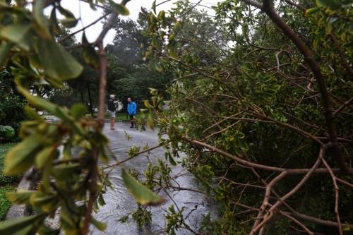 美国佛罗里达州已有十几人因风暴“伊恩”丧生